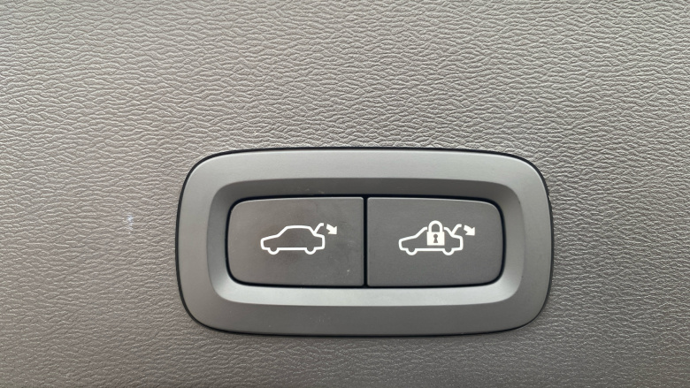 Volvo XC40 2.0 B3P Plus Dark 5dr Auto Petrol Estate